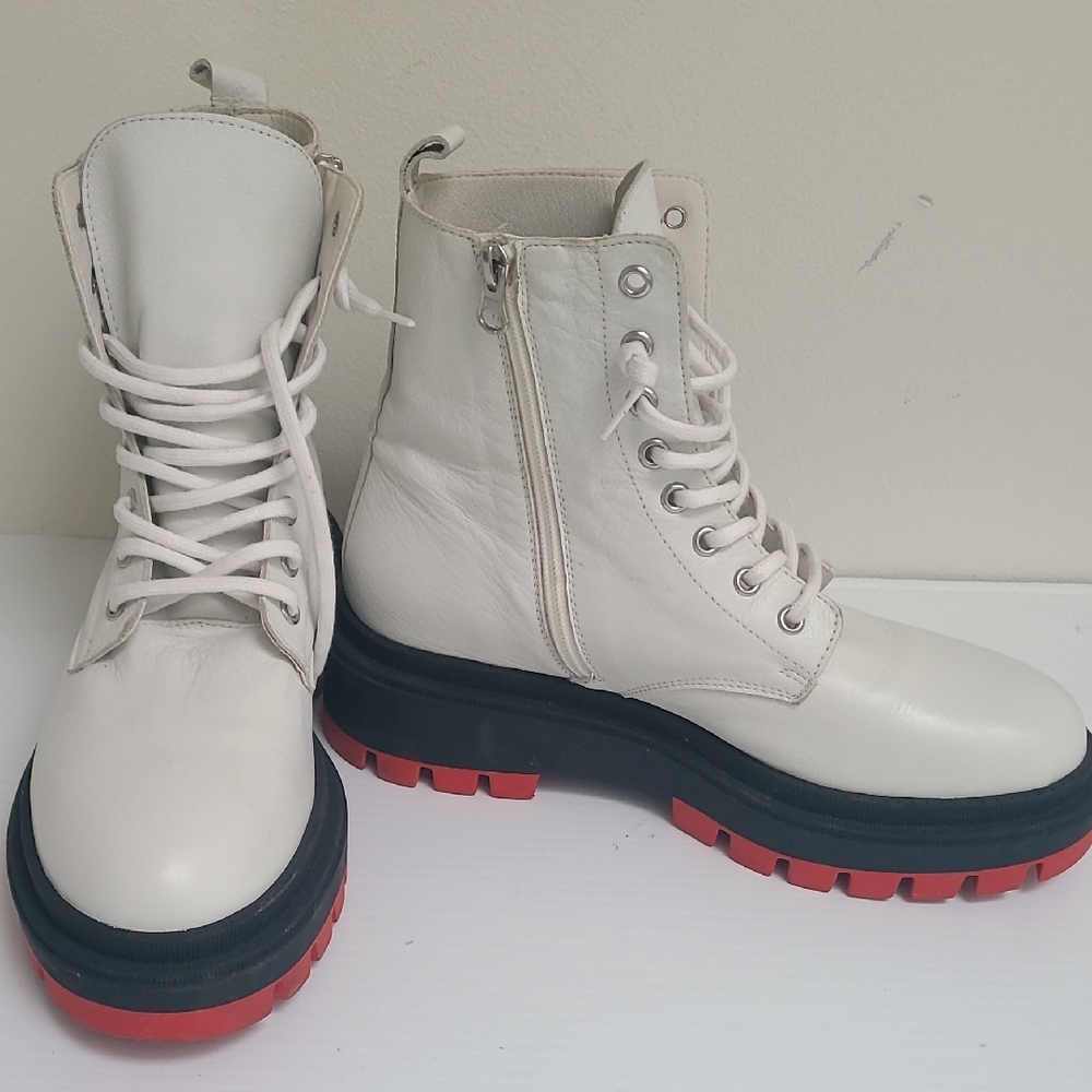 L'INTERVALLE White Leather Boots with Red Soles 40